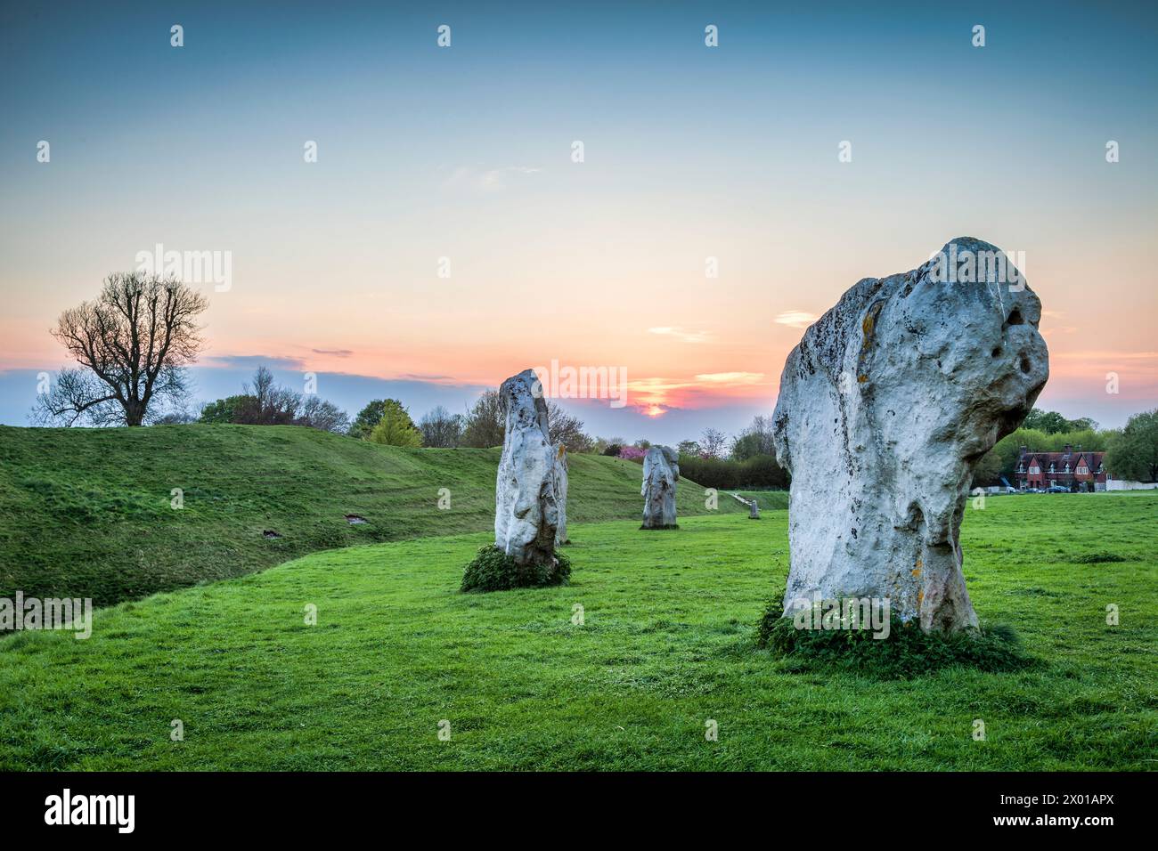 Tramonto al cerchio di pietre preistoriche di Avebury, Wiltshire. Foto Stock