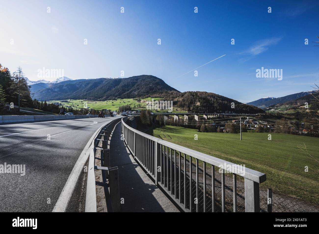 Die Brennerautobahn, Die A 22, eine der ersten Gebirgsautobahnen der Welt im Frühling, bei Steinach am Brenner AM 06.04.2024. // autostrada del Brennero, A 22, una delle prime autostrade di montagna al mondo in primavera, vicino a Steinach am Brenner il 6 aprile 2024. - 20240406 PD11951 credito: APA-PictureDesk/Alamy Live News Foto Stock