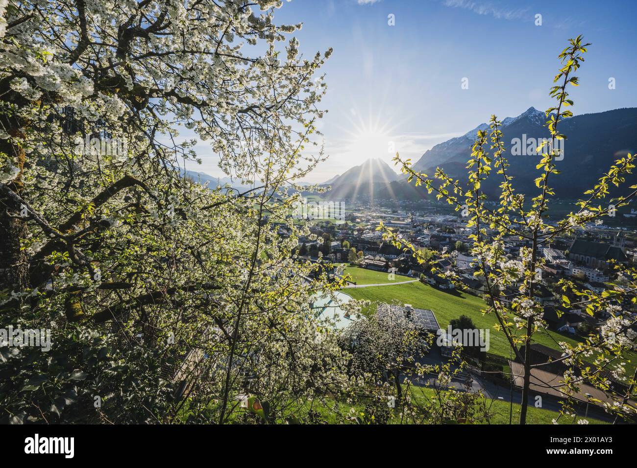 Ausblicke bei der Burg Freundsberg am südlichen Stadtrand von Schwaz in Tirol., circa 170 m über der Talsohle des Inntals im Frühling bei vorsommerlichen Sonnenschein AM 06.04.2024. // Vista dal Castello di Freundsberg alla periferia meridionale di Schwaz in Tirolo, a circa 170 m sopra il fondo della Valle dell'Inn in primavera, sotto il sole pre-estivo il 6 aprile 2024. - 20240406_PD11975 credito: APA-PictureDesk/Alamy Live News Foto Stock