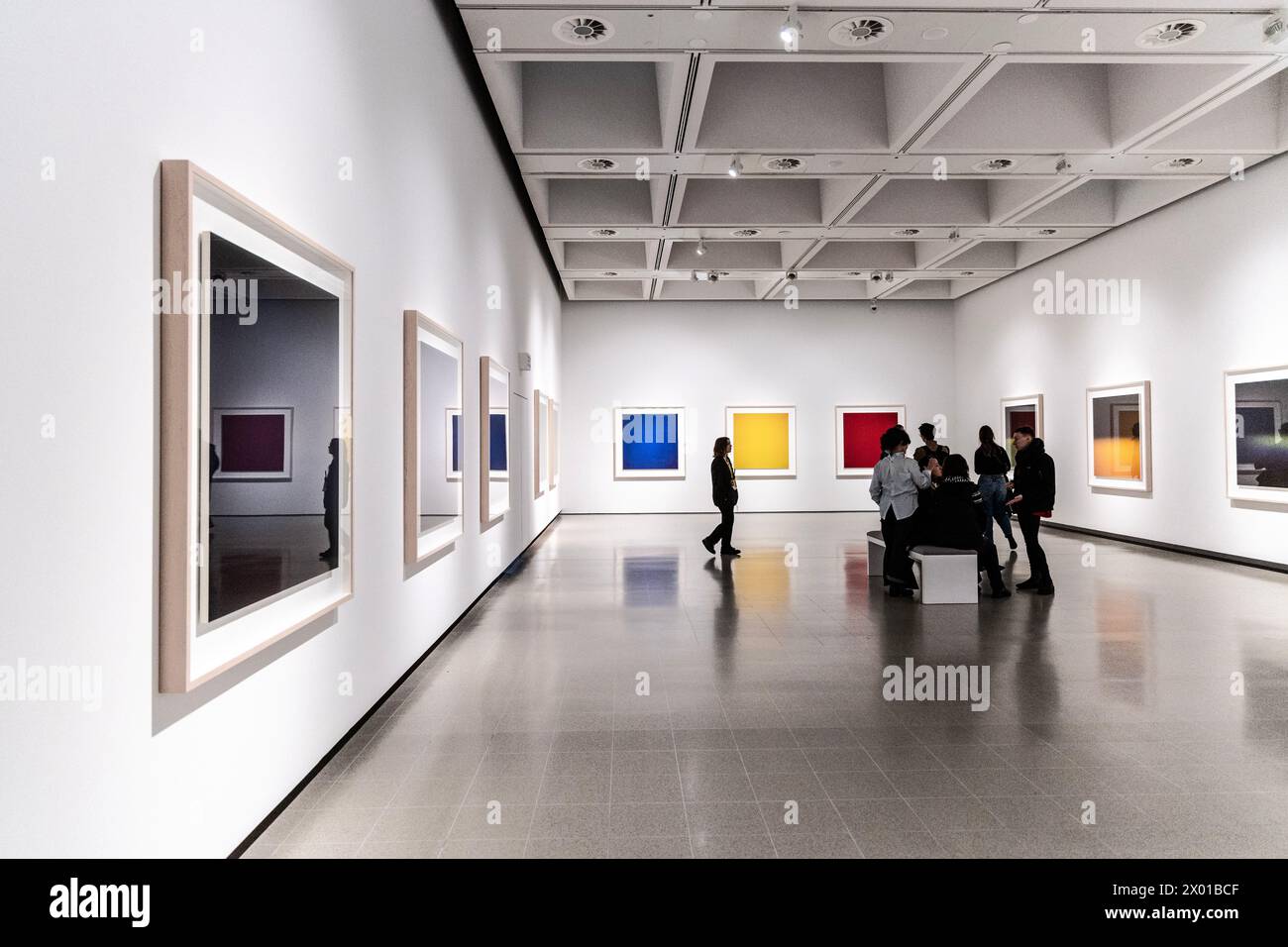 Visitatori alla mostra Hiroshi Sugimoto Time Machine 2023 alla Hayward Gallery, Londra, Inghilterra Foto Stock