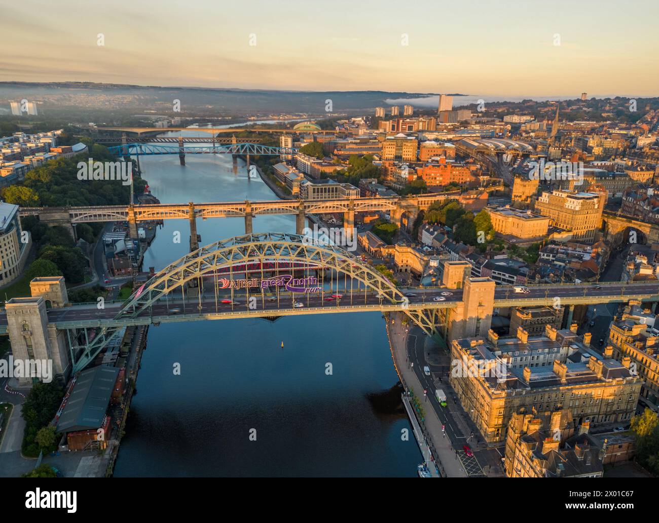 Immagine aerea dei ponti Tyne a Newcastle e Gateshead takan all'alba nebbiosa morning.in Spetember 2023 Foto Stock
