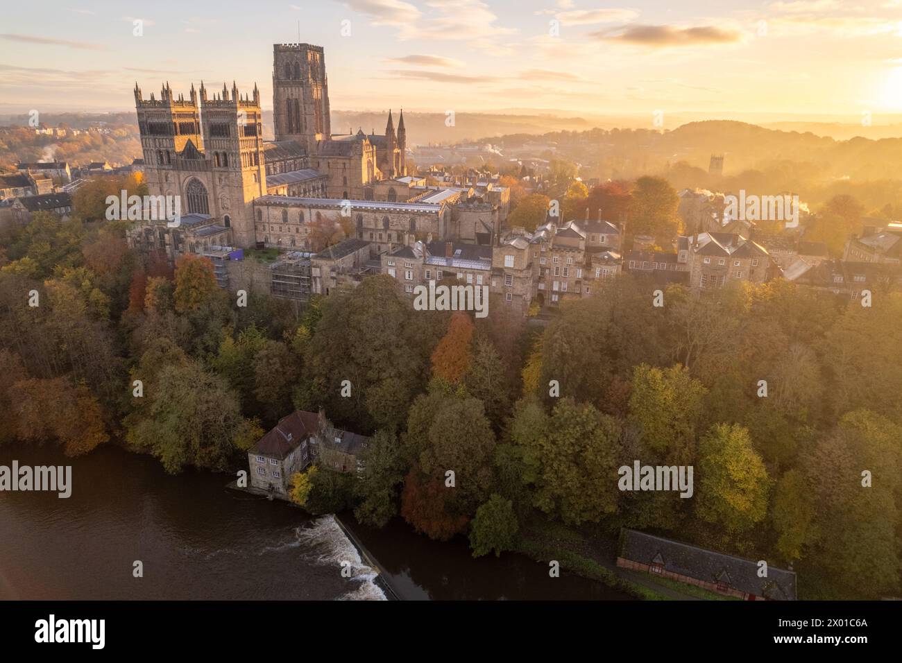 Colpo di droni della Cattedrale di Durham nella splendida luce dell'alba autunnale con il fiume Waer in primo piano Foto Stock