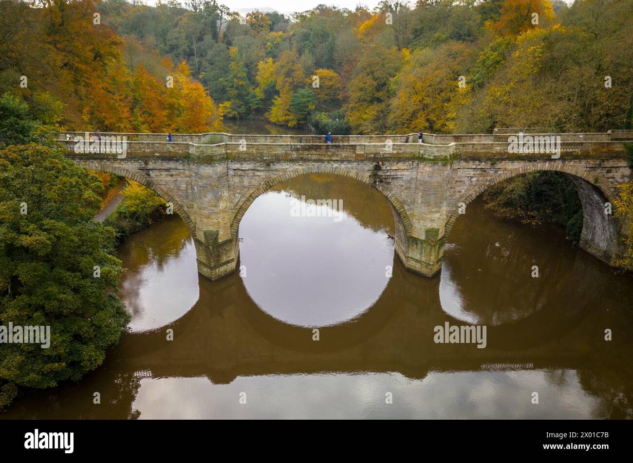 Prebends Bridge over River Wear a Durham in piena autunno Foto Stock