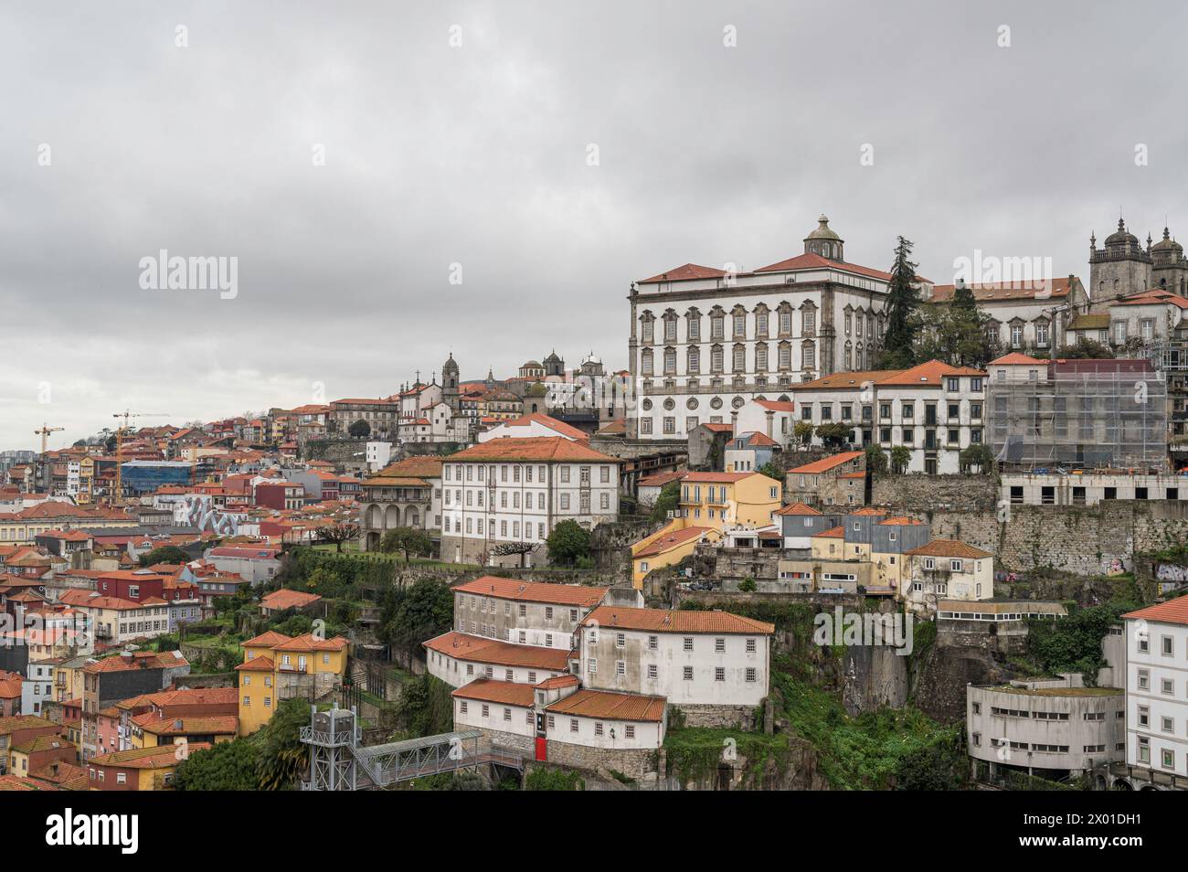 Gli edifici della città di Porto, Portogallo, con la Cattedrale di Porto che si affaccia su tutto. La città è famosa per l'esportazione di Porto, un vino fortificato Foto Stock