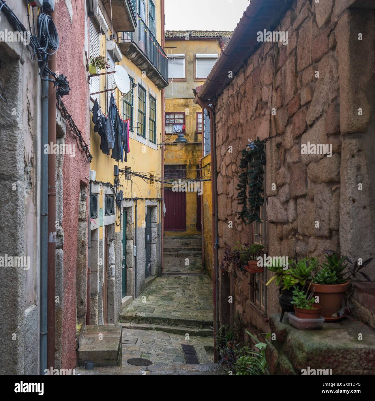 Un vicolo stretto e rustico, nel quartiere Ribeira di Porto, Portogallo Foto Stock
