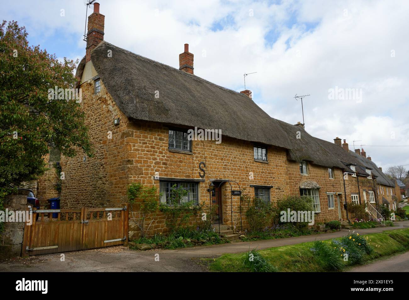 Splendidi cottage tradizionali con tetto in paglia in questo incantevole villaggio dell'Oxfordshire. Foto Stock