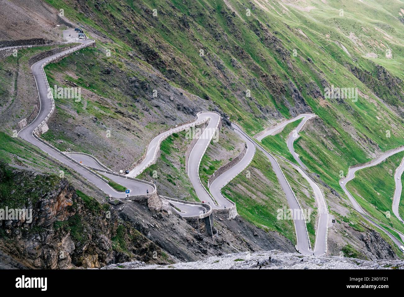 Veduta della strada del passo dello Stelvio nelle Alpi del nord Italia Foto Stock