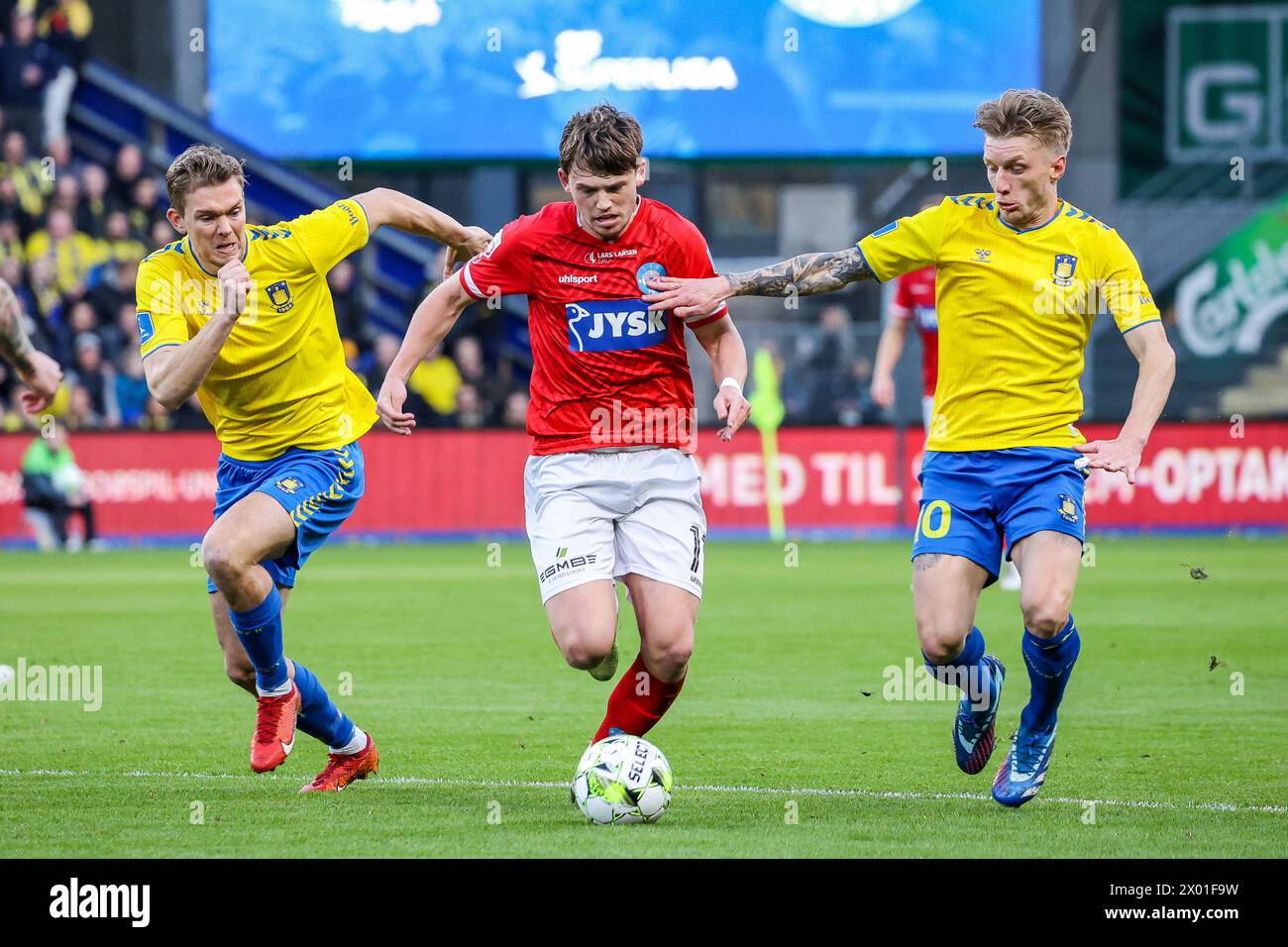 Brondby, Danimarca. 8 aprile 2024. Callum McCowatt (17) di Silkeborg SE visto tra Mathias Greve (8) e Daniel Wass (10) di Broendby IF durante il 3F Superliga match tra Broendby IF e Silkeborg IF a Brondby Stadion. (Photo Credit: Gonzales Photo/Alamy Live News Foto Stock