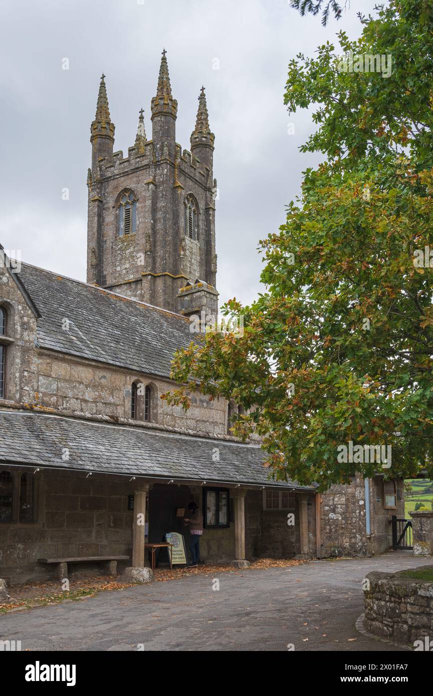 La chiesa di St Pancras del XIV secolo, nota come "Cathedral in the Moors", nel cuore di Dartmoor a Widecombe in the Moor, Dartmoor, Devon, Inghilterra, Regno Unito Foto Stock