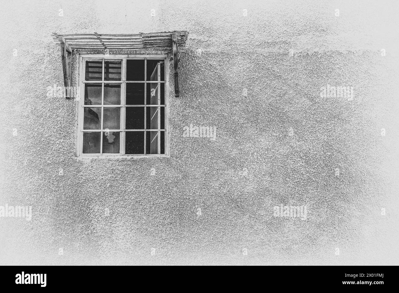 Immagine monocromatica e filtrata di una finestra aperta con un'ombra dal sole che getta ombre lungo un muro intonacato testurizzato nel centro di una città nel Middl Foto Stock