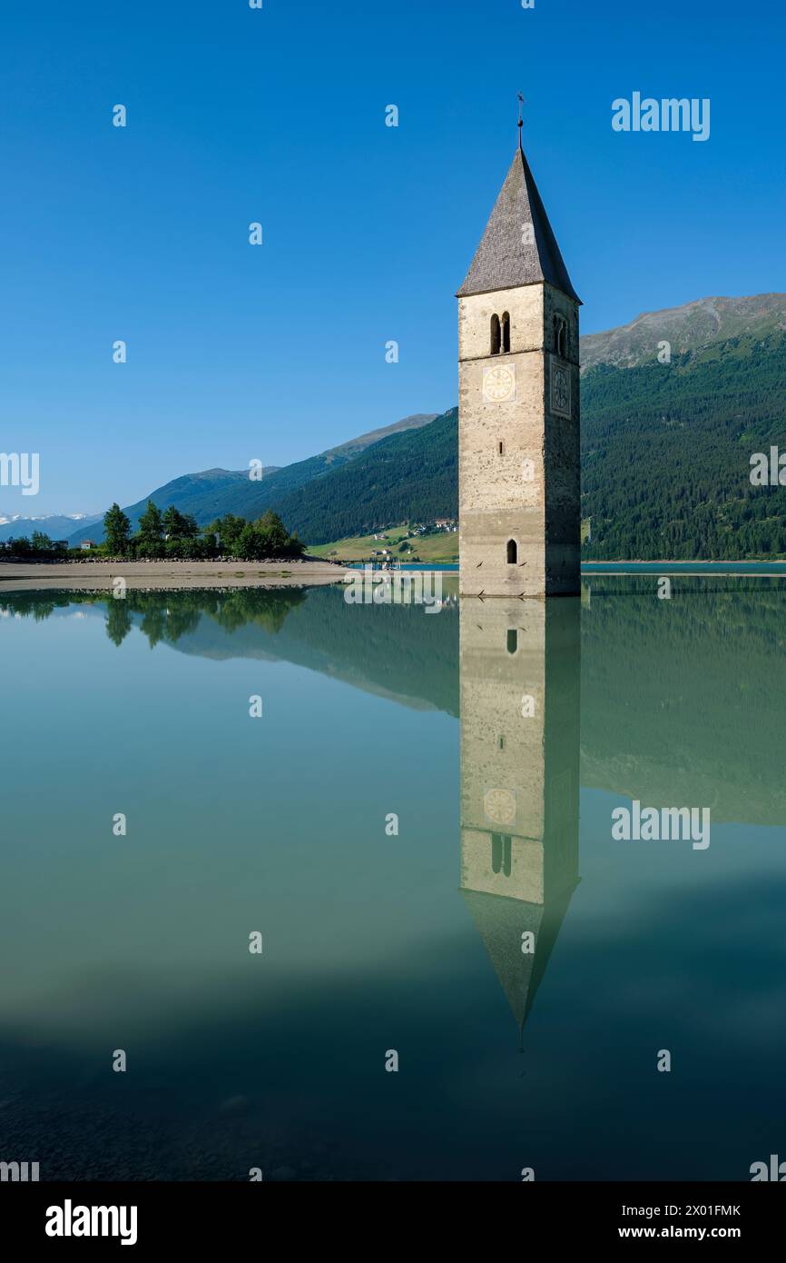 Il campanile sommerso del Lago di Resia in alto Adige Foto Stock