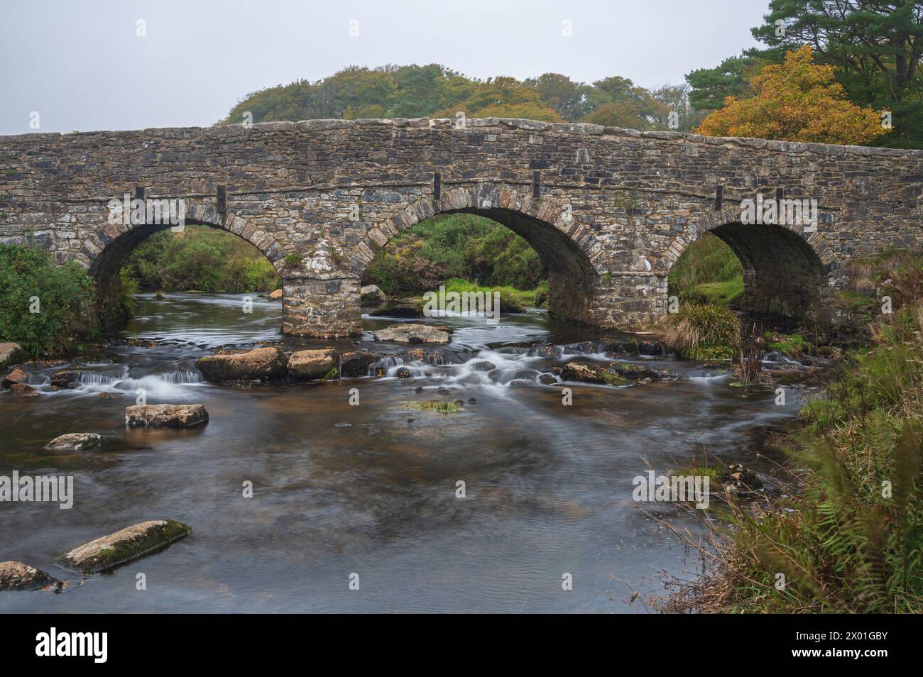 Il ponte stradale del XVIII secolo sull'East Dart River nel Dartmoor National Park a Postbridge, Dartmoor, Devon, Inghilterra Regno Unito Foto Stock