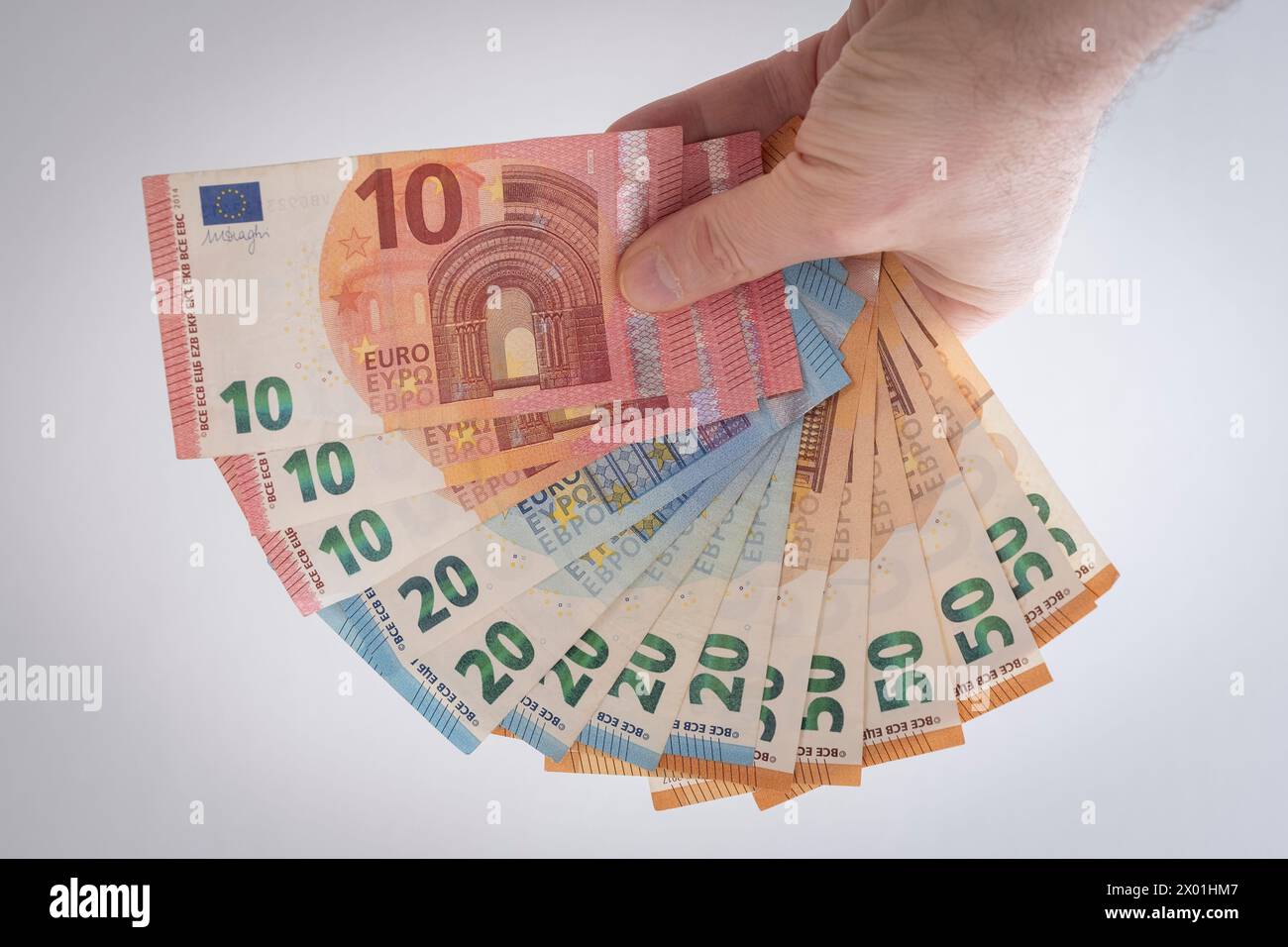 Mano che trattiene le banconote in euro Foto Stock