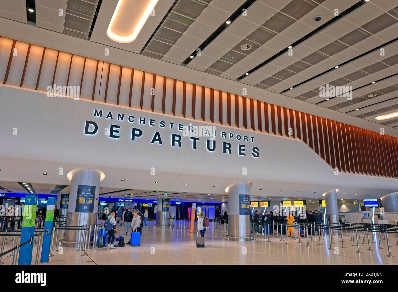 Aeroporto di Manchester Terminal 2 sala partenze, Inghilterra, Regno Unito. Foto Stock