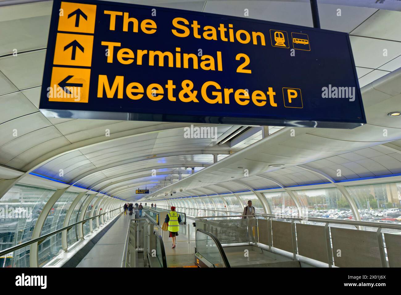 Passerella inter-terminal presso l'aeroporto di Manchester, Inghilterra, Regno Unito. Foto Stock
