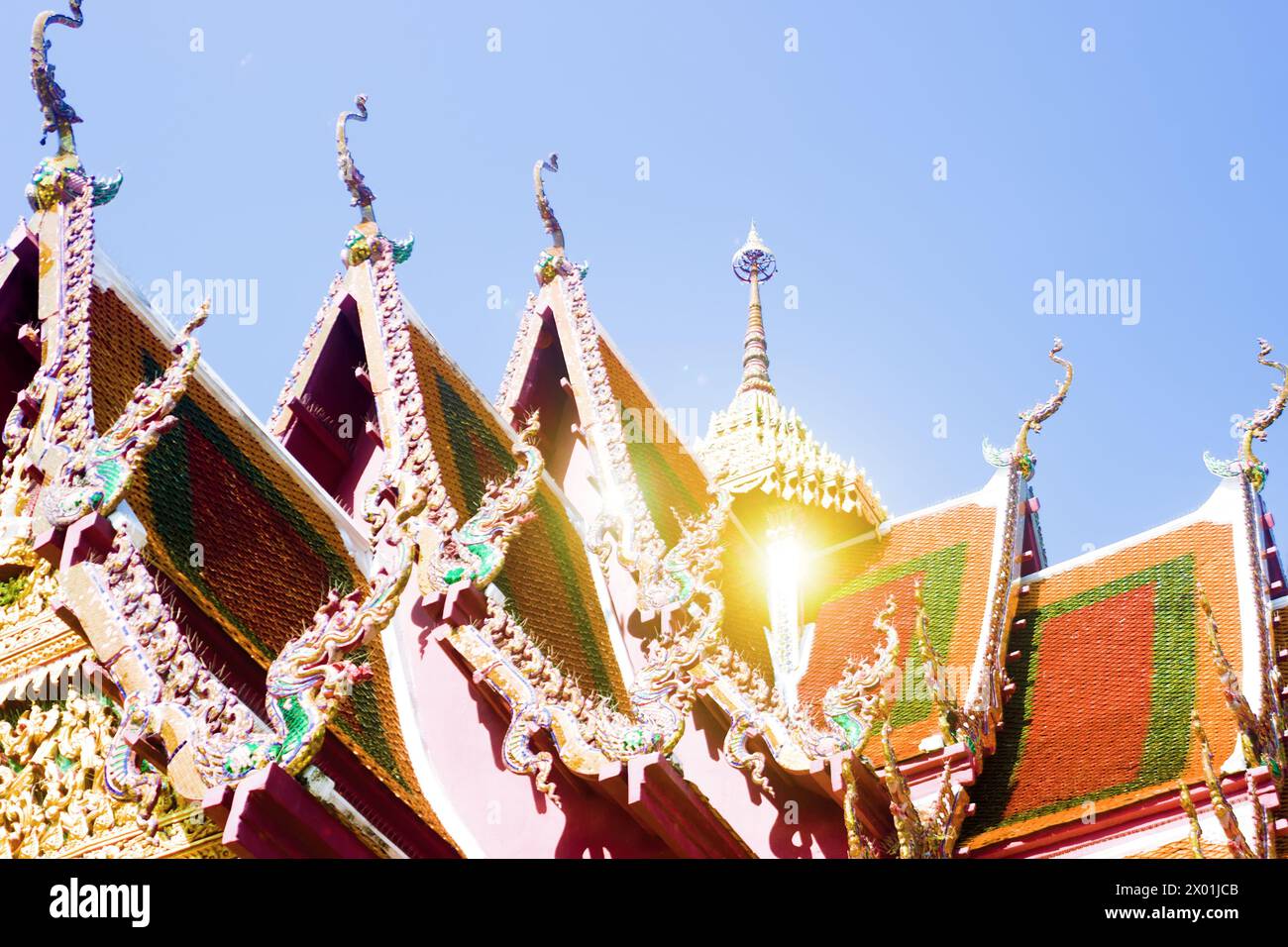 Santuari buddisti, santuario buddista, ornamenti luminosi e figuratività dei templi. Thailandia Foto Stock