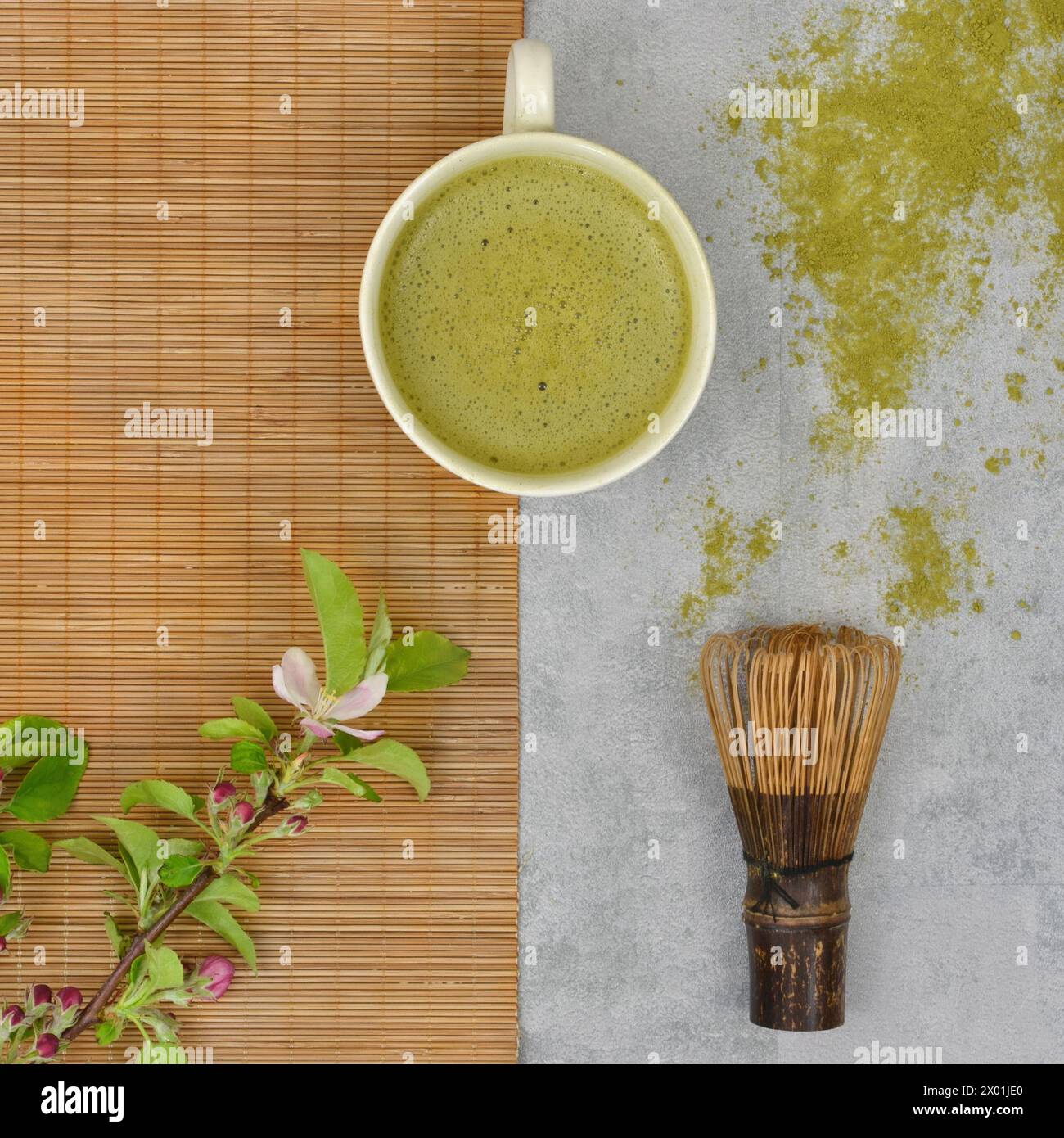 Cerimonia del tè: matcha, frusta di bambù e ramoscello con foglie, piatto. Foto Stock