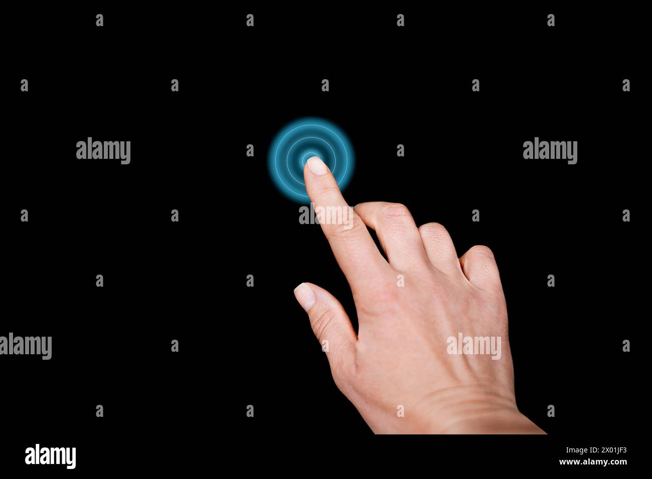Cerchio blu elettrico evidenziato dal movimento della mano in tenebre Foto Stock