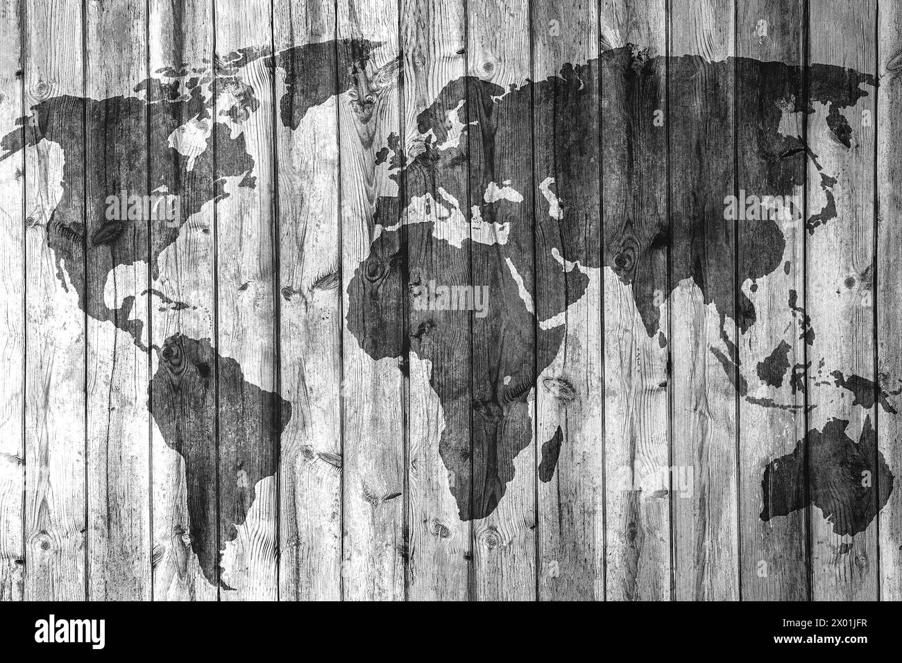 Fotografia monocromatica di una mappa mondiale su una parete di legno, creando un motivo intricato Foto Stock Fotografia monocromatica di una mappa mondiale su una parete di legno, creando un motivo intricato Foto Stock