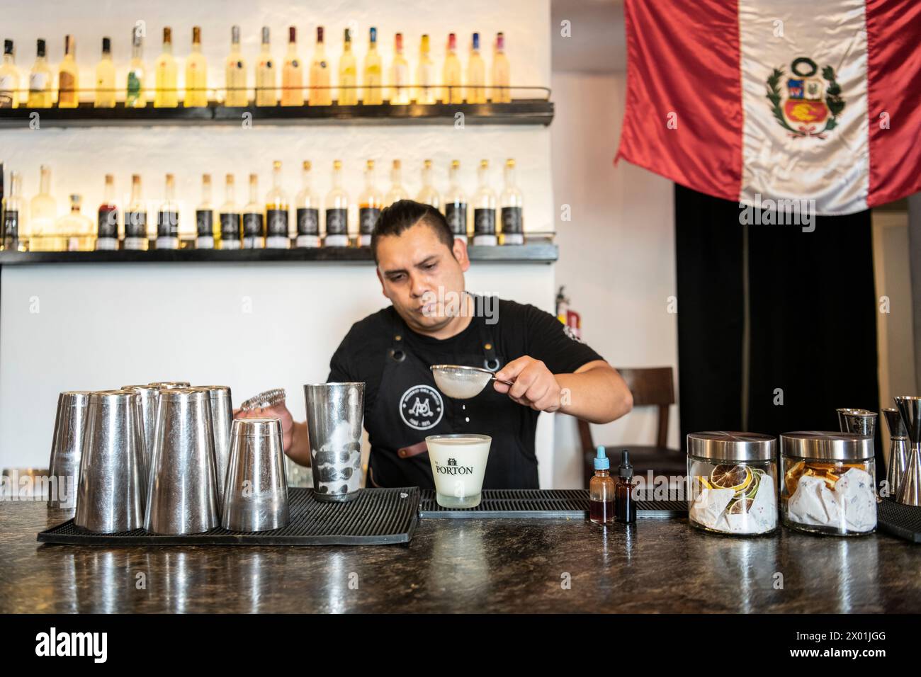 Pisco Sour cocktail, Museo del Pisco Bar, Lima, Perù, Sud America Foto Stock