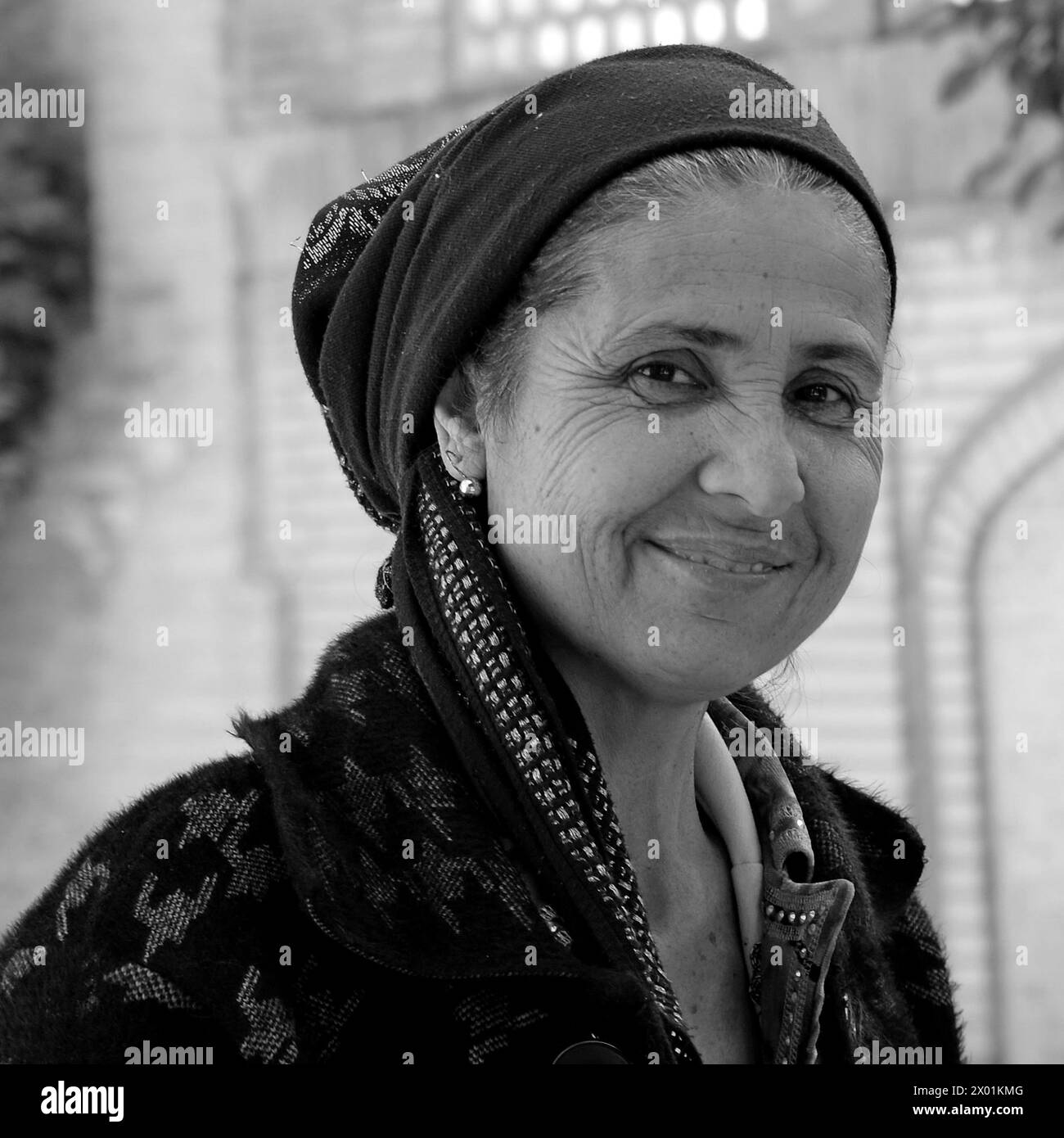 Immagine in bianco e nero di un'amica anziana signora a Bukhara, Uzbekistan Foto Stock