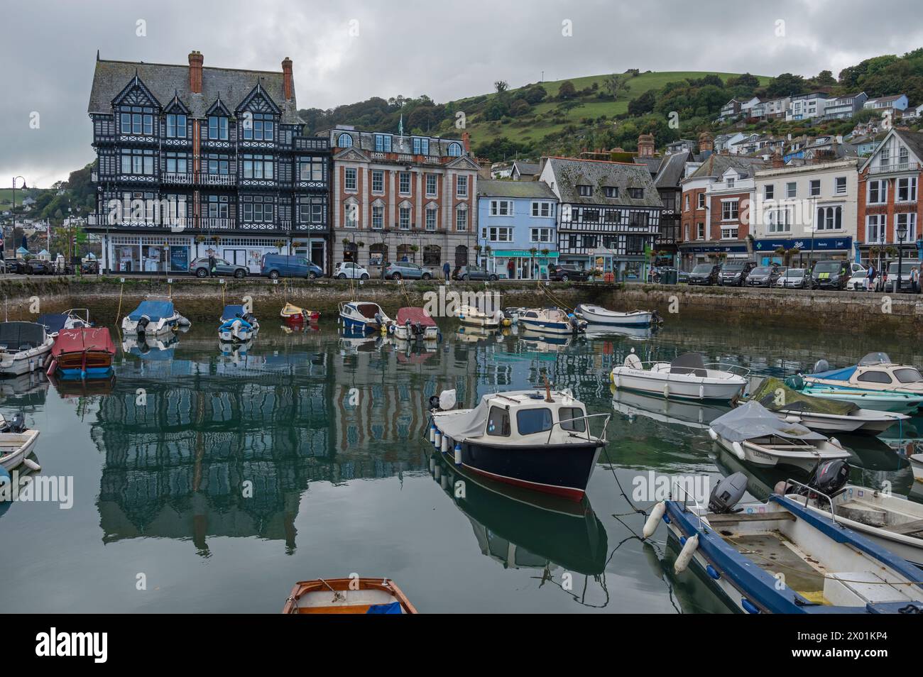 Guardando attraverso il bacino interno del porto di Dartmouth verso gli edifici elisabettiani incorniciati in legno di Dartmouth, Devon, Inghilterra, Regno Unito Foto Stock