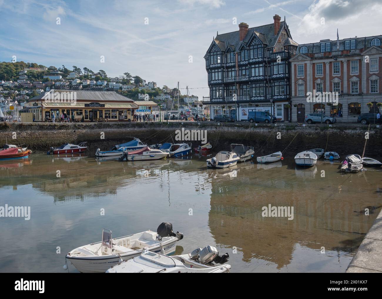 Guardando attraverso il bacino interno del porto di Dartmouth verso gli edifici elisabettiani incorniciati in legno di Dartmouth, Devon, Inghilterra, Regno Unito Foto Stock