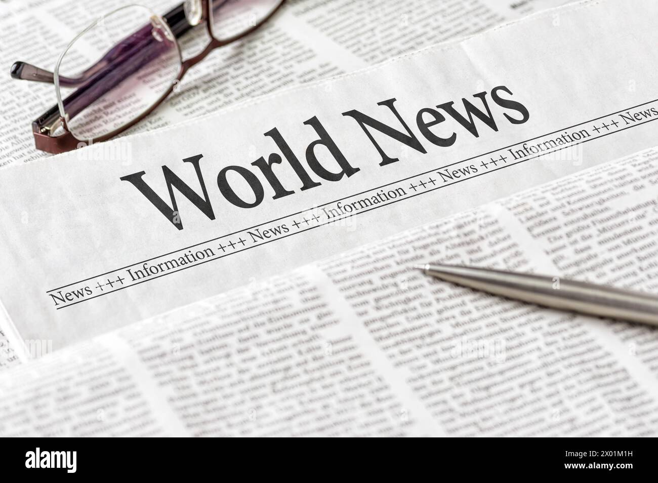 Un giornale con il titolo World News Foto Stock