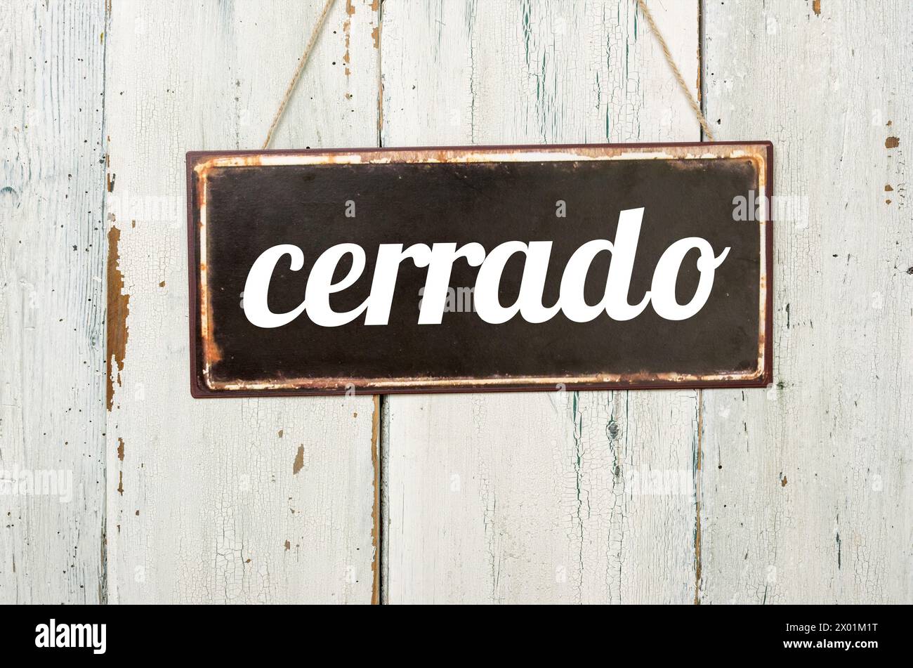 Insegna in stagno vintage su sfondo di legno - chiusa in spagnolo Foto Stock