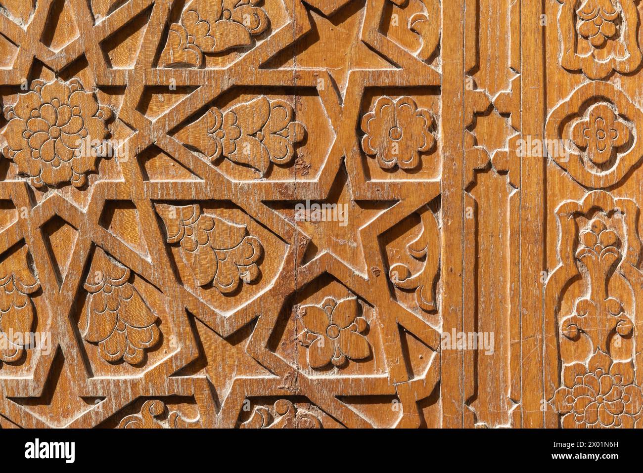 Motivo arabo, sfondo ravvicinato di un vecchio cancello in legno Foto Stock