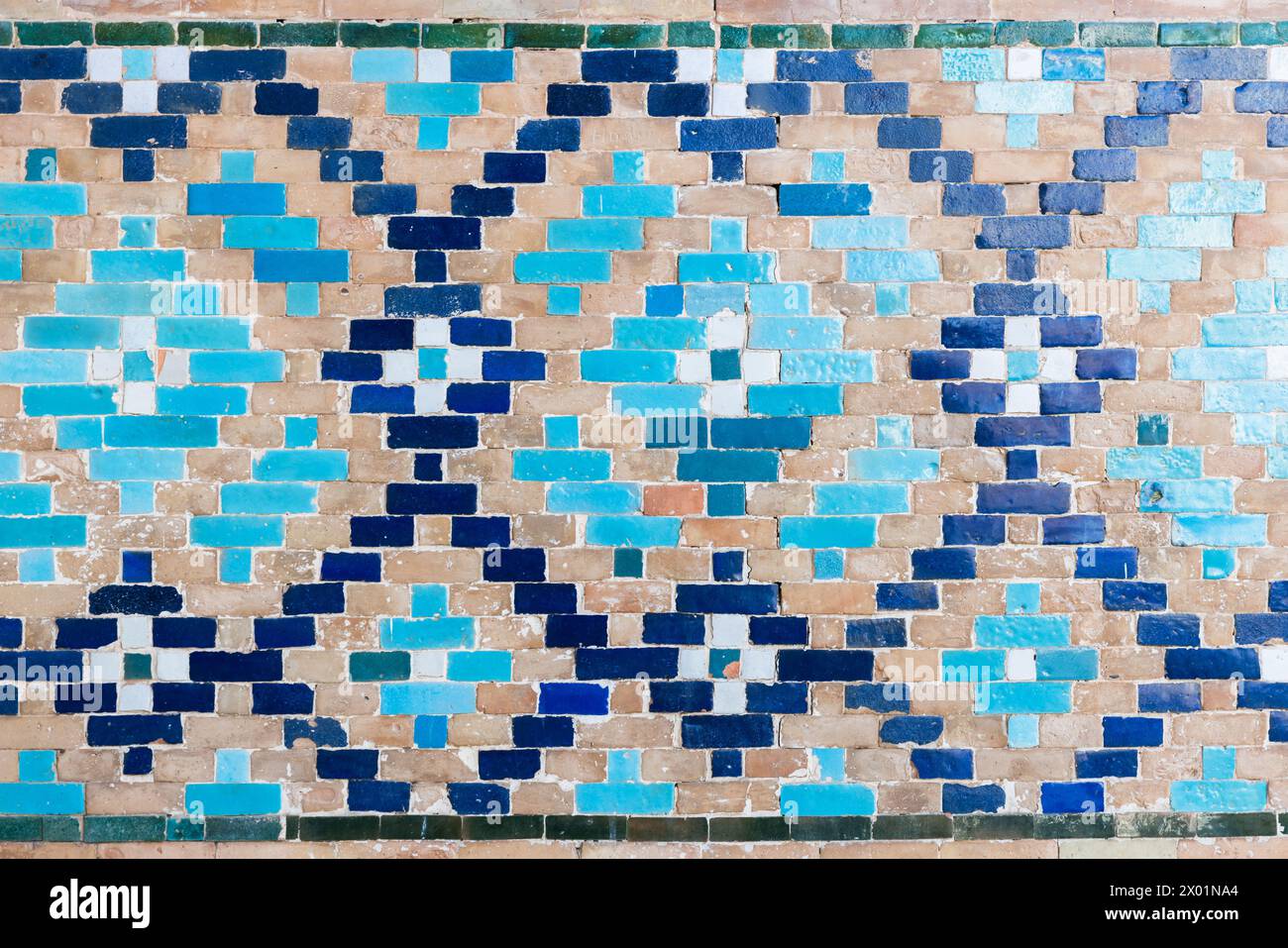 Design con piastrelle quadrate blu. Decorazioni murali a mosaico antico con motivi arabi, vista frontale Foto Stock