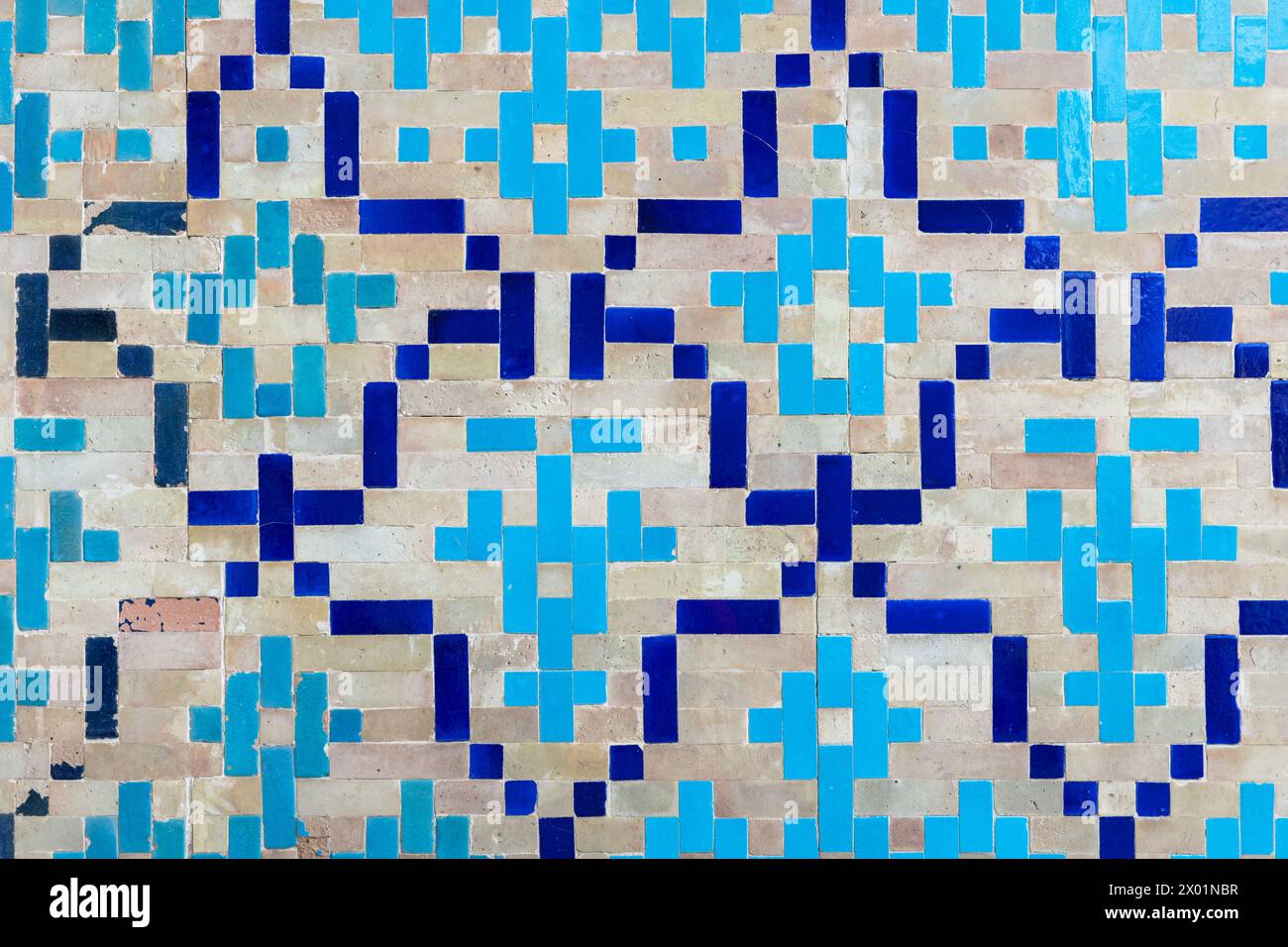 Decorazioni murali a mosaico antico con motivo arabo, piastrelle quadrate blu, vista frontale Foto Stock