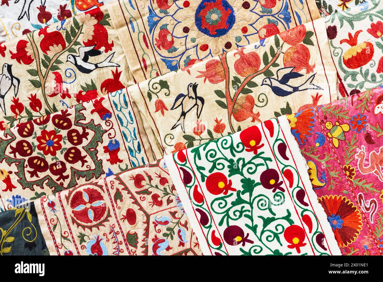 Assortimento di tessuti colorati in vendita sul bazar Bukhara Foto Stock