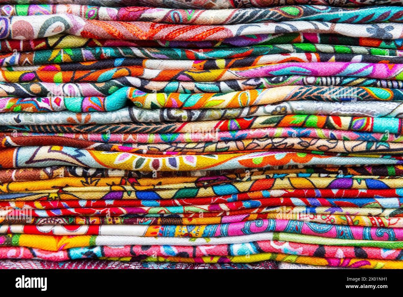 Assortimento impilato di tessuti colorati in vendita sul bazar Bukhara Foto Stock