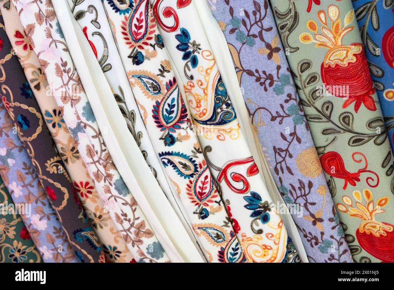 Assortimento di tessuti decorati con ricami in vendita rappresentato nel bazar Bukhara Foto Stock