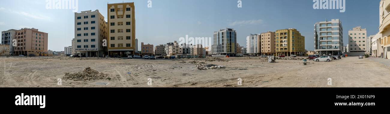 JANABIYA, BAHREIN - 3 MARZO 2017: Vista panoramica della prossima area di Janabiya del Bahrein, mostrando i blocchi di appartamenti e il deserto. Foto Stock