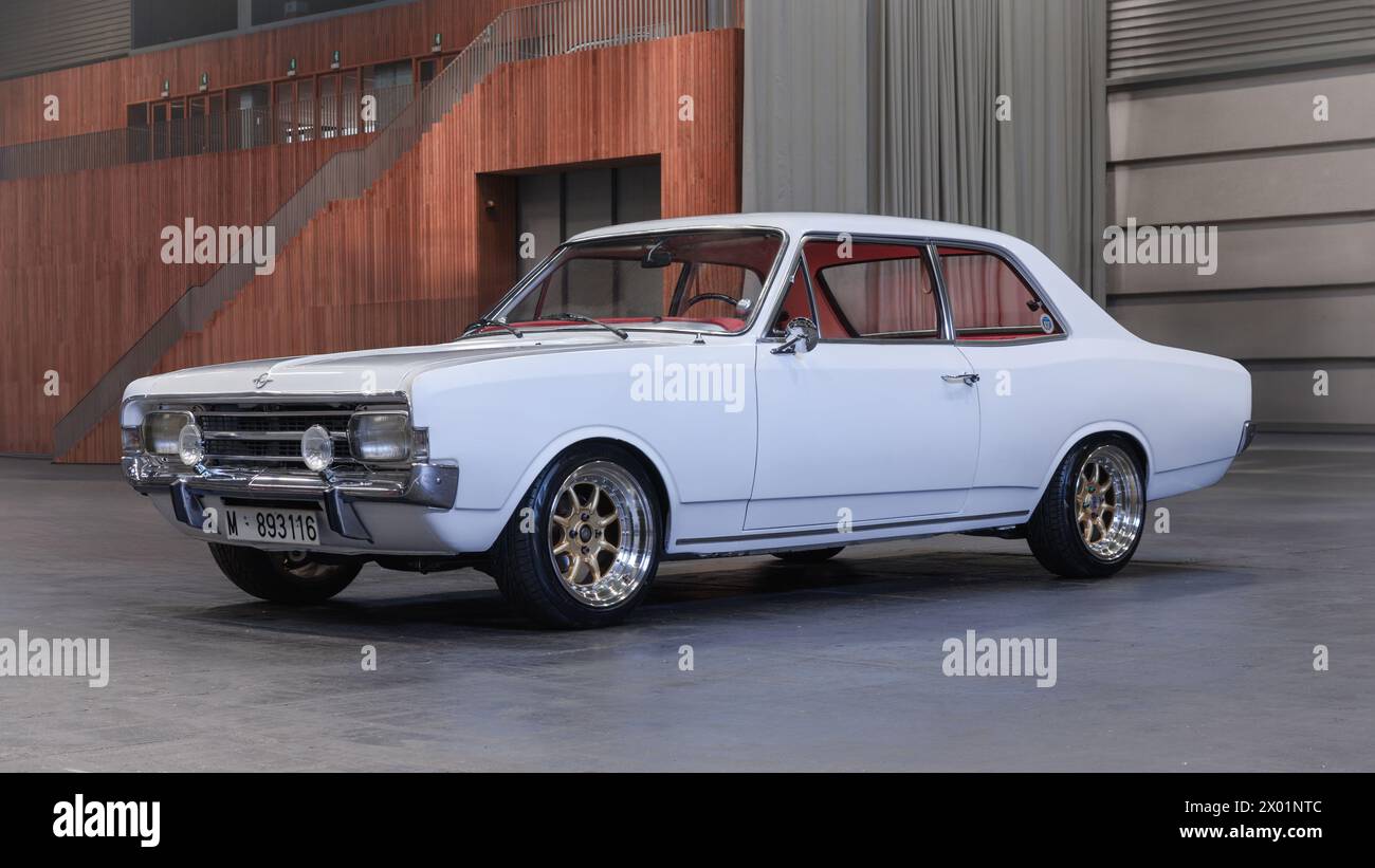 Bilbao, Spagna - 11 novembre 2023: 1970 Opel Commodore A 2500S (Limousine 2 porte) in parcheggio coperto Foto Stock
