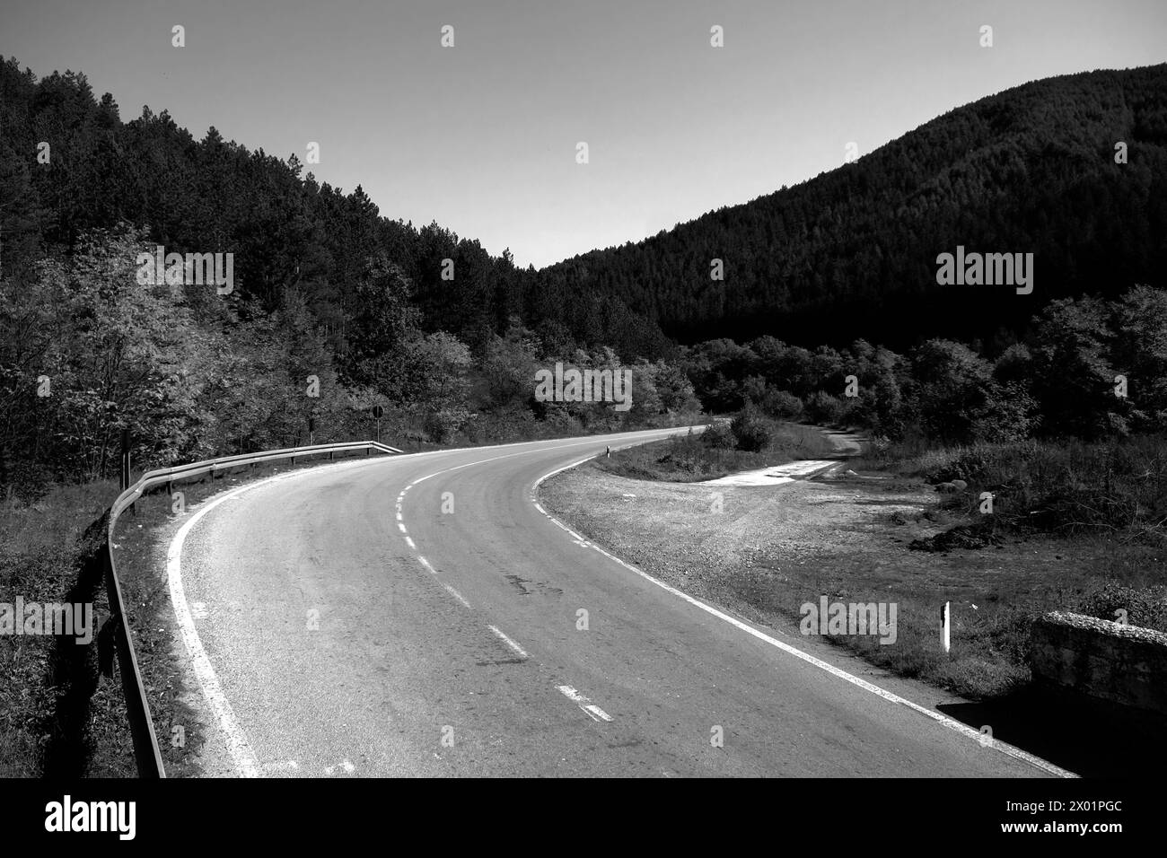 Strada di montagna boscosa bianca e nera nella Serbia centrale occidentale Foto Stock
