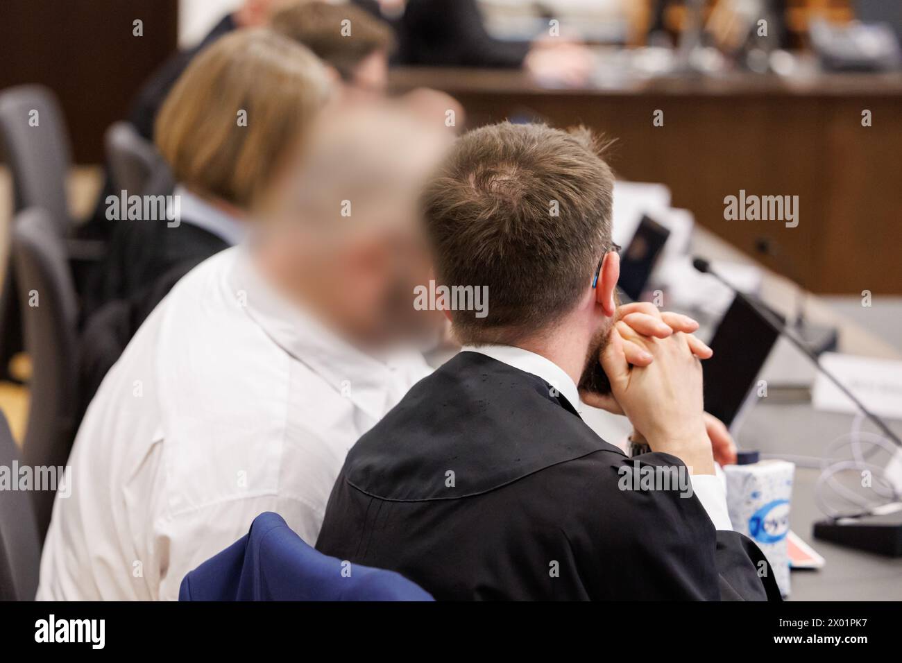 9 aprile 2024, Baviera, Norimberga: Un uomo accusato di omicidio (M) parla con il suo avvocato all'inizio del processo nell'aula del tribunale regionale di Norimberga-Fürth. Nel dicembre 2022, una donna fortemente incinta di Norimberga scompare senza lasciare traccia. Anche se il suo corpo non è ancora stato trovato, gli investigatori ipotizzano che la bambina di 39 anni sia stata rapita e uccisa dal suo ex partner e dal suo socio in affari. Le accuse contro i due accusati, di 50 e 48 anni, sono omicidio e sequestro di ostaggi. Foto: Daniel Karmann/dpa - ATTENZIONE: La persona o le persone sono state pixelate per motivi legali Foto Stock