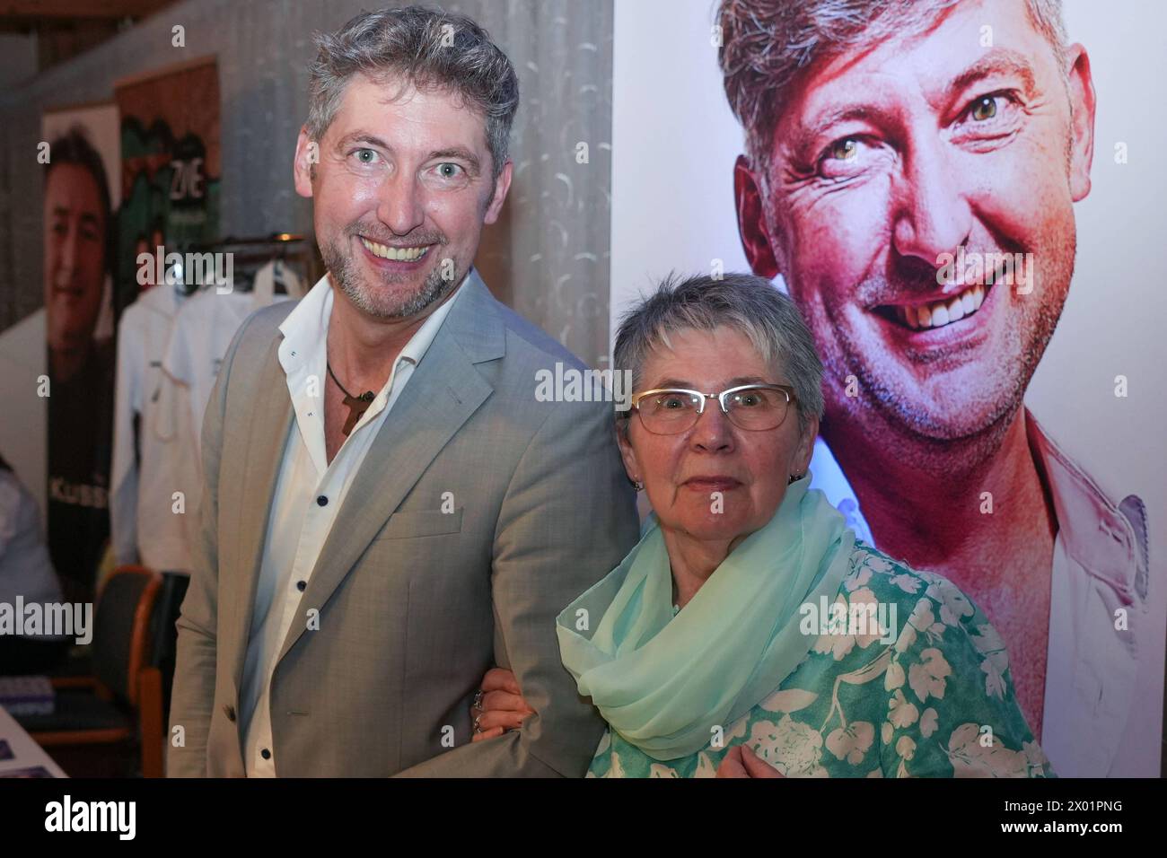 Der internationale Schlagerwettbewerb Stauferkrone wird 2024 bereits zum fuenften mal von Maitis Media ausgerichetet. Gut besuchter Schlagermarkt -Stauferkrone 2024 Der internationale Schlagerwettbewerb Stauferkrone wird 2024 bereits zum fuenften mal von Maitis Media ausgerichetet. Deutschland, Donzodrf, Stadthalle, 06.04.2024 *** il concorso internazionale di canzoni pop Stauferkrone sarà organizzato da Maitis Media per la quinta volta nel 2024 ben frequentato mercato pop Stauferkrone 2024 il concorso internazionale di canzoni pop Stauferkrone sarà organizzato da Maitis Media per la quinta volta nel 202 Foto Stock