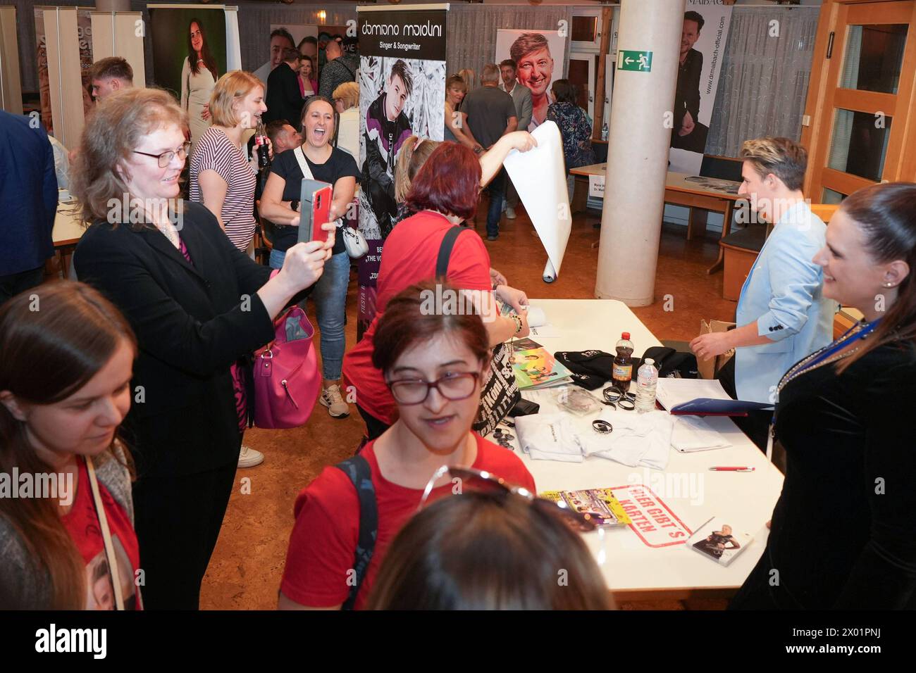 Der internationale Schlagerwettbewerb Stauferkrone wird 2024 bereits zum fuenften mal von Maitis Media ausgerichetet. Gut besuchter Schlagermarkt -Stauferkrone 2024 Der internationale Schlagerwettbewerb Stauferkrone wird 2024 bereits zum fuenften mal von Maitis Media ausgerichetet. Deutschland, Donzodrf, Stadthalle, 06.04.2024 *** il concorso internazionale di canzoni pop Stauferkrone sarà organizzato da Maitis Media per la quinta volta nel 2024 ben frequentato mercato pop Stauferkrone 2024 il concorso internazionale di canzoni pop Stauferkrone sarà organizzato da Maitis Media per la quinta volta nel 202 Foto Stock