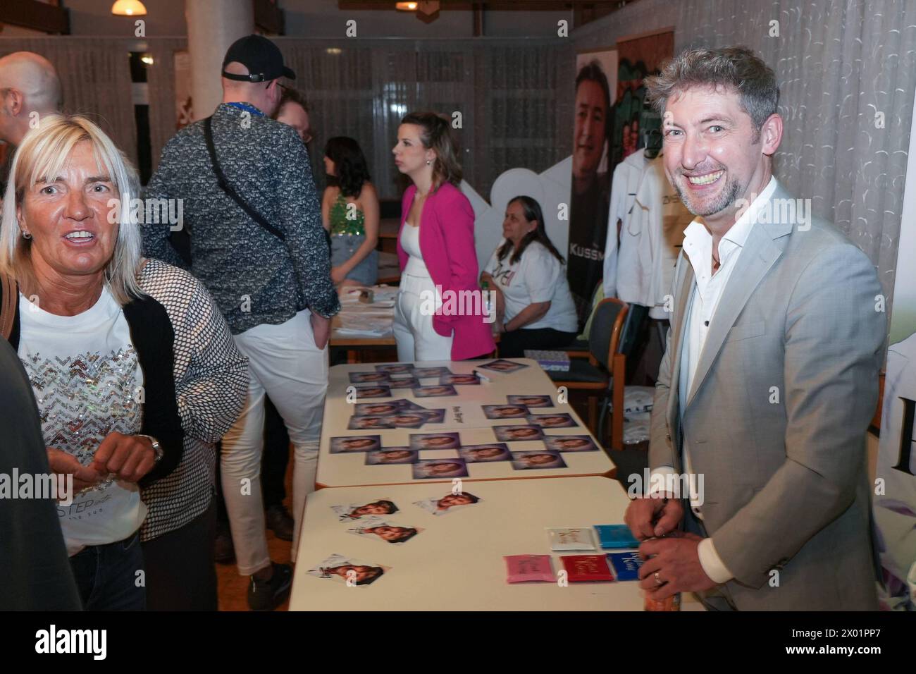 Der internationale Schlagerwettbewerb Stauferkrone wird 2024 bereits zum fuenften mal von Maitis Media ausgerichetet. Gut besuchter Schlagermarkt -Stauferkrone 2024 Der internationale Schlagerwettbewerb Stauferkrone wird 2024 bereits zum fuenften mal von Maitis Media ausgerichetet. Deutschland, Donzodrf, Stadthalle, 06.04.2024 *** il concorso internazionale di canzoni pop Stauferkrone sarà organizzato da Maitis Media per la quinta volta nel 2024 ben frequentato mercato pop Stauferkrone 2024 il concorso internazionale di canzoni pop Stauferkrone sarà organizzato da Maitis Media per la quinta volta nel 202 Foto Stock