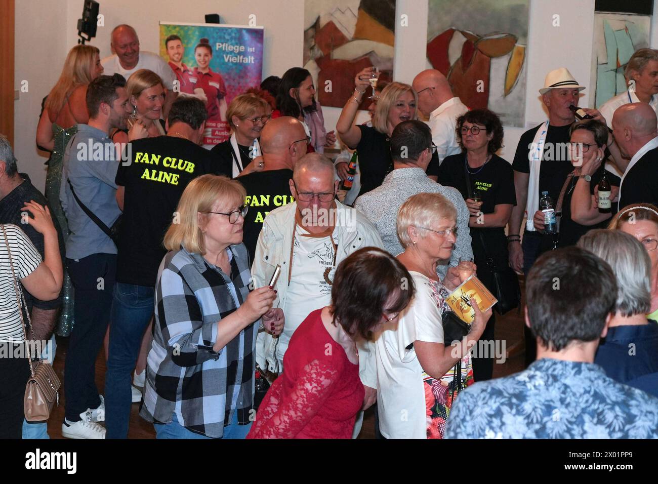 Der internationale Schlagerwettbewerb Stauferkrone wird 2024 bereits zum fuenften mal von Maitis Media ausgerichetet. Gut besuchter Schlagermarkt -Stauferkrone 2024 Der internationale Schlagerwettbewerb Stauferkrone wird 2024 bereits zum fuenften mal von Maitis Media ausgerichetet. Deutschland, Donzodrf, Stadthalle, 06.04.2024 *** il concorso internazionale di canzoni pop Stauferkrone sarà organizzato da Maitis Media per la quinta volta nel 2024 ben frequentato mercato pop Stauferkrone 2024 il concorso internazionale di canzoni pop Stauferkrone sarà organizzato da Maitis Media per la quinta volta nel 202 Foto Stock