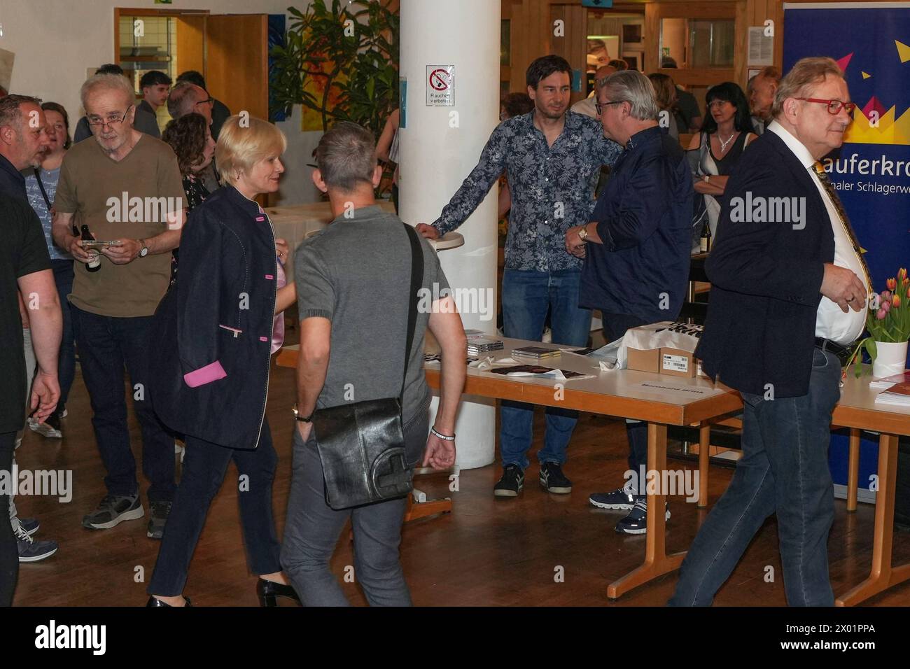 Der internationale Schlagerwettbewerb Stauferkrone wird 2024 bereits zum fuenften mal von Maitis Media ausgerichetet. Gut besuchter Schlagermarkt -Stauferkrone 2024 Der internationale Schlagerwettbewerb Stauferkrone wird 2024 bereits zum fuenften mal von Maitis Media ausgerichetet. Deutschland, Donzodrf, Stadthalle, 06.04.2024 *** il concorso internazionale di canzoni pop Stauferkrone sarà organizzato da Maitis Media per la quinta volta nel 2024 ben frequentato mercato pop Stauferkrone 2024 il concorso internazionale di canzoni pop Stauferkrone sarà organizzato da Maitis Media per la quinta volta nel 202 Foto Stock