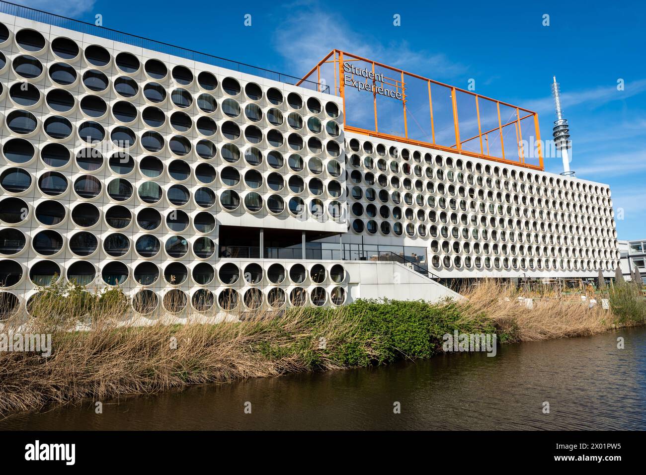 Amsterdam, Paesi Bassi, 07.04.2024, Student Experience Amsterdam Zuidas, un moderno centro studentesco in un edificio futuristico Foto Stock