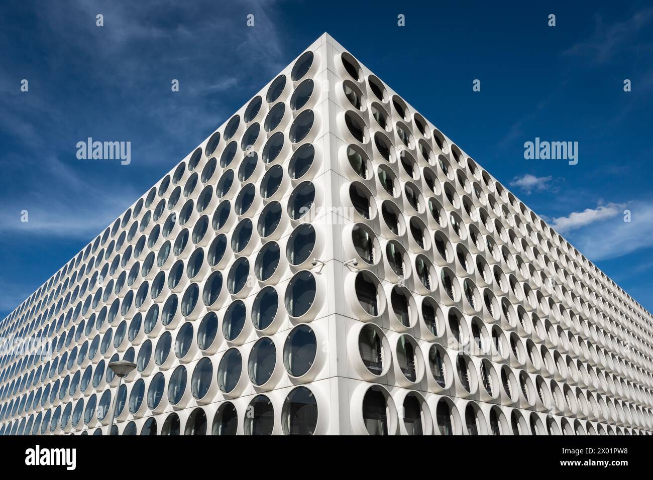 Amsterdam, Paesi Bassi, 07.04.2024, Student Experience Amsterdam Zuidas, un moderno centro studentesco in un edificio futuristico, riprese grandangolari Foto Stock