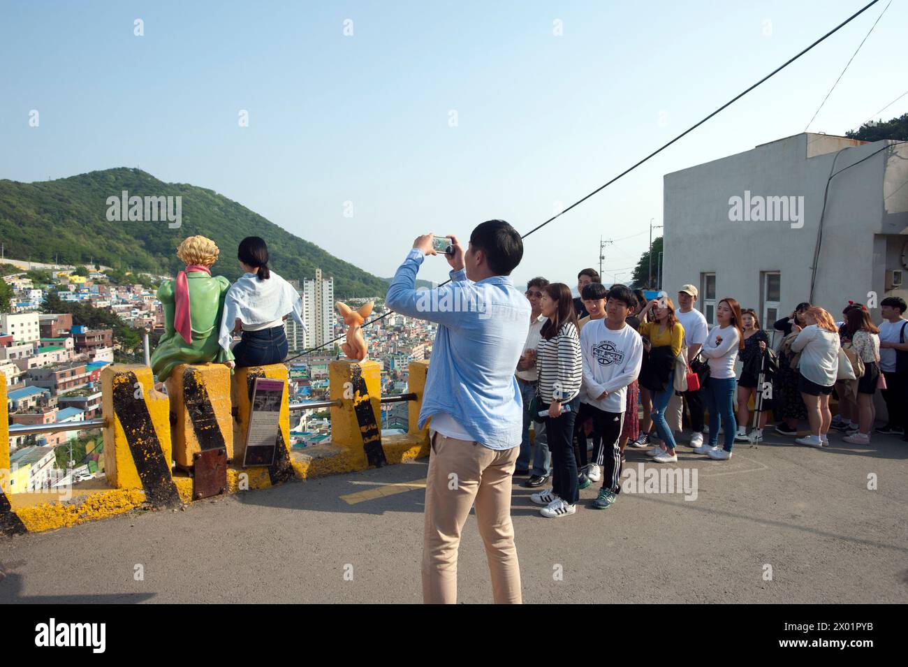 La gente fa una fila per scattare una foto con la statua di Little Price nel villaggio culturale Gamcheon, una città di Gamcheon-dong, il distretto di Saha a Busan, Corea del Sud. Foto Stock