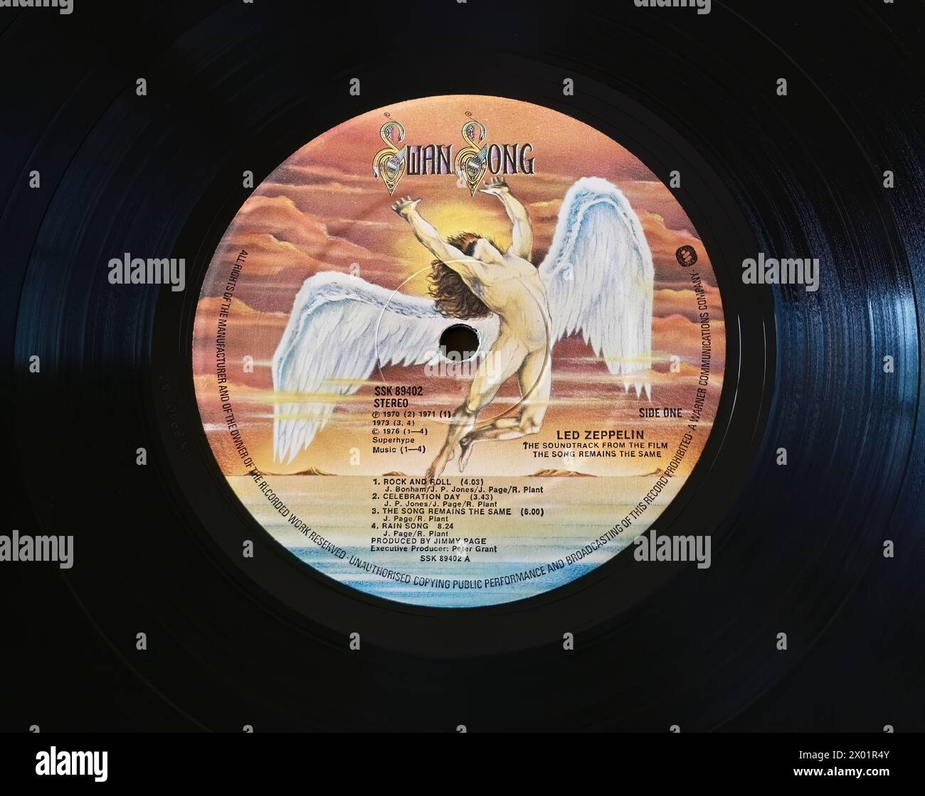 Foto ravvicinata di un'etichetta centrale su un disco originale in vinile LP del 1976 la colonna sonora del film The Song rimane la stessa LED Zeppelin Foto Stock