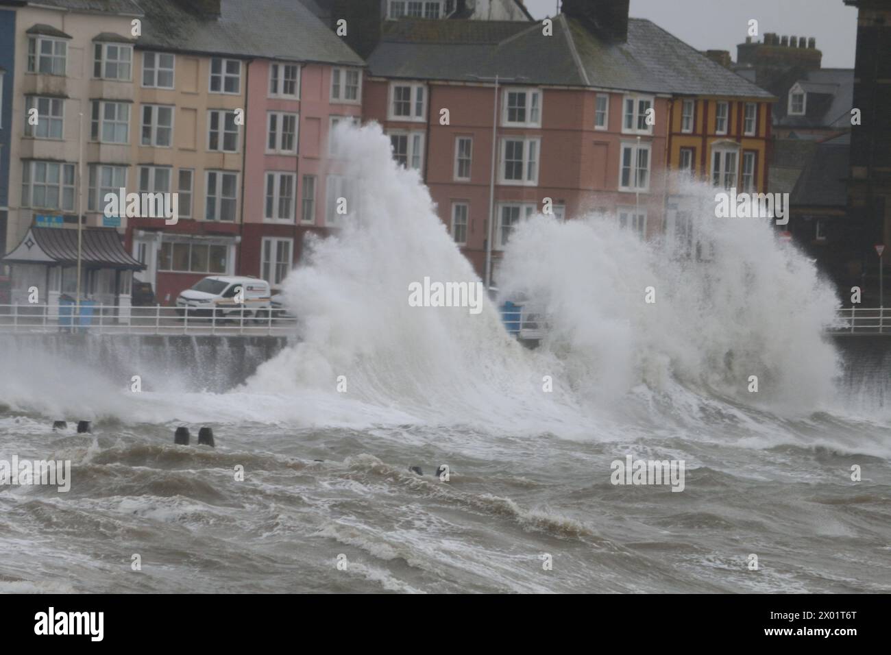 Aberystwyth Galles Regno Unito tempo 9 aprile 2024 forti venti di forza e forti piogge hanno colpito la costa occidentale del Regno Unito guidando in grandi onde che si infrangono contro il lungomare di Aberystwyth sulla costa gallese credito: mike davies/Alamy Live News Foto Stock