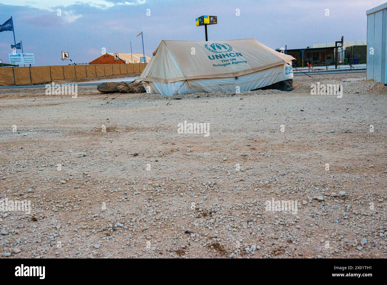 Il campo profughi dell'UNHCR al ZA atari, il più grande campo profughi dell'UNHCR in tutto il mondo, ad al ZA atari, al Mafraq, in Giordania, a soli un paio di chilometri dal confine tra Giordania e Siria, ospita decine di migliaia di tende e container, dove rifugiati e migranti possono temporaneamente vivere in sicurezza. Farmost di loro fuggì dalla violenza della guerra civile in Siria, cercando sicurezza, sicurezza e una nuova vita. Mafraq Refugeecamp al ZA atari al Mafraq Giordania Copyright: XGuidoxKoppesxPhotox Foto Stock